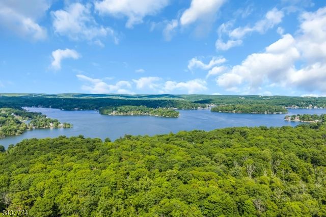 209 Squaw Trl, Hopatcong Boro, NJ 07821
