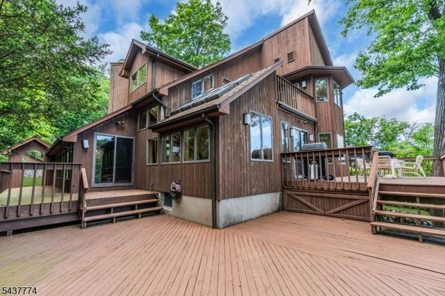 209 Squaw Trl, Hopatcong Boro, NJ 07821