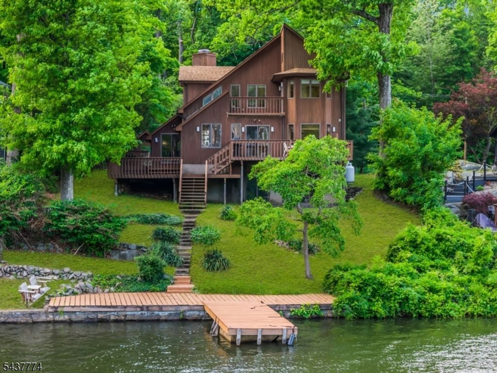 209 Squaw Trl, Hopatcong Boro, NJ 07821