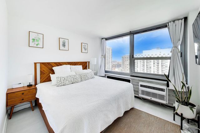 1255 N SANDBURG Terrace 1505, Chicago, IL 60610