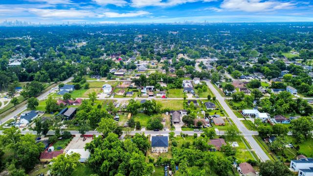 2430 Dolly Wright Street B, Houston, TX 77088