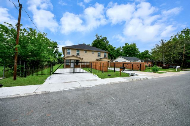 2430 Dolly Wright Street B, Houston, TX 77088