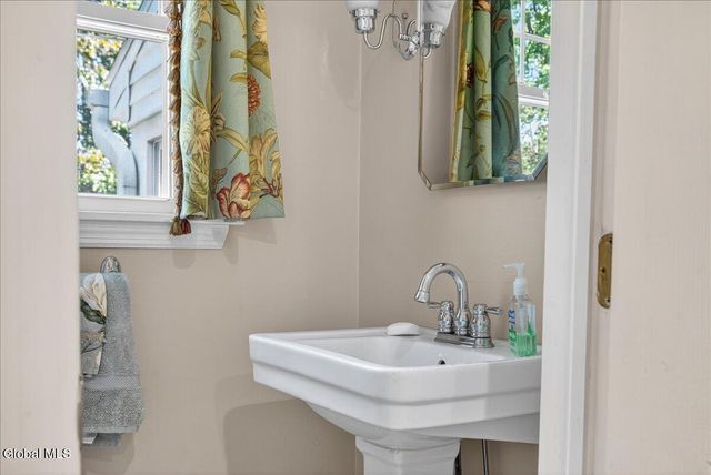 9 Sky Hollow Drive, Menands, NY 12204