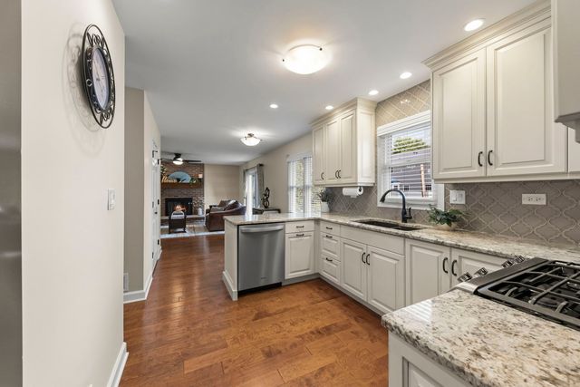1608 Lois Ann Lane, Naperville, IL 60563