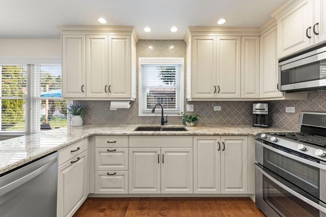 1608 Lois Ann Lane, Naperville, IL 60563