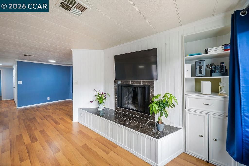 Image 7 of property listing at 20 Terrace Dr, Concord, CA 94518