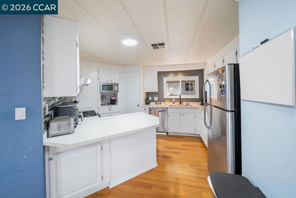 Image 9 of property listing at 20 Terrace Dr, Concord, CA 94518