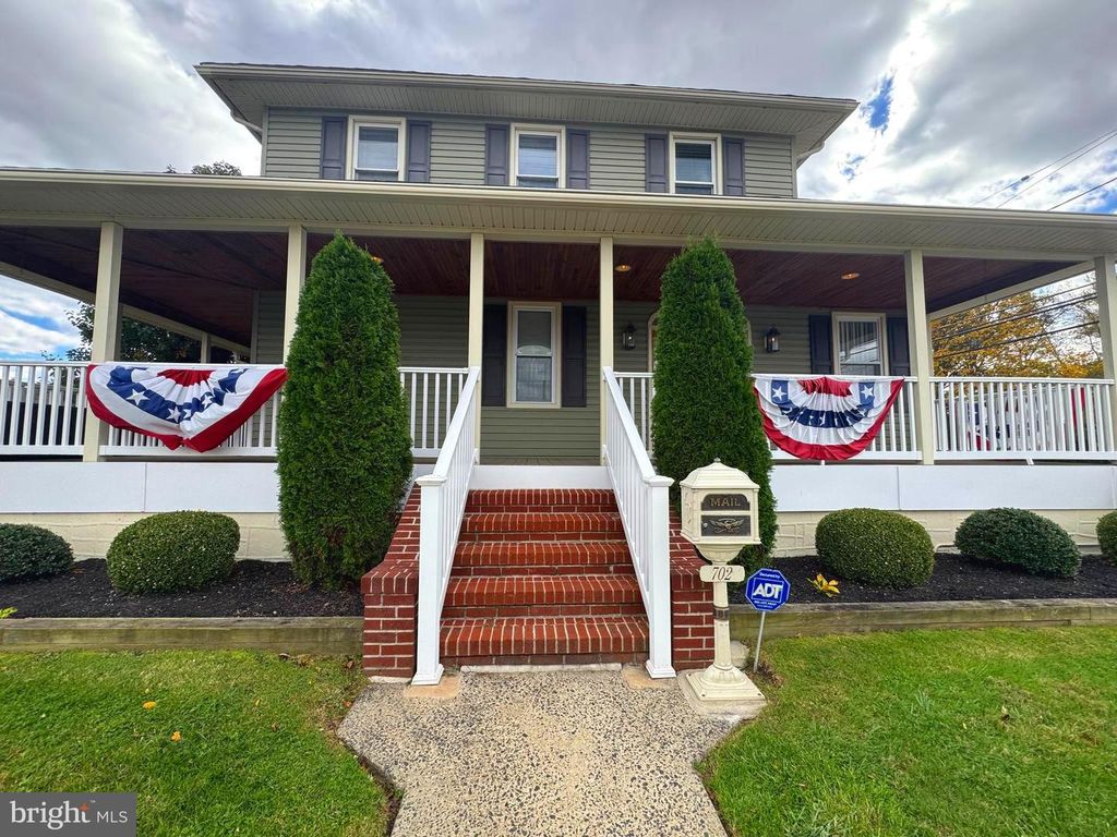 702 E MAIN ST, Maple Shade, NJ 08052