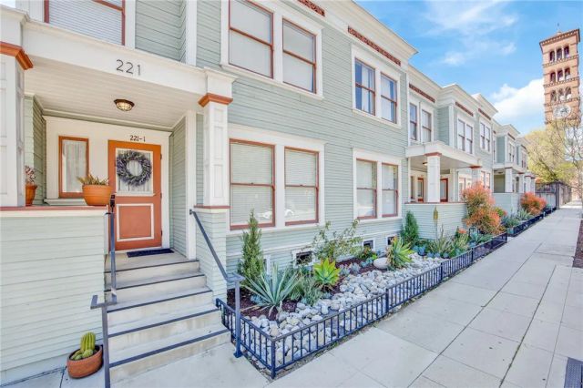 221 N Raymond Avenue, Pasadena, CA 91103