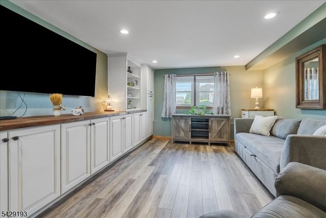 25 Louise Dr, Manville Boro, NJ 08835
