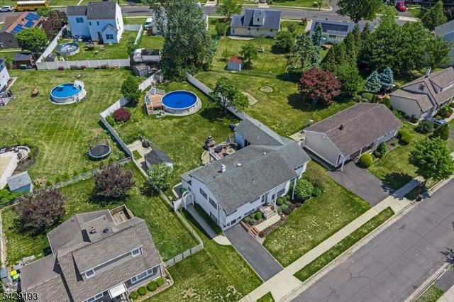 25 Louise Dr, Manville Boro, NJ 08835