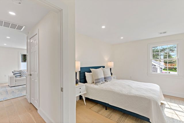 33 Dexter Ave, Sandwich, MA 02563