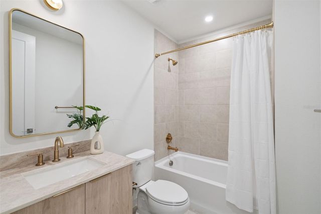 462 SKYFIELD COURT, Lady Lake, FL 32159