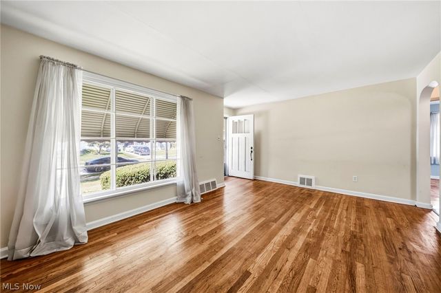 1613 Temple Avenue, Mayfield Heights, OH 44124