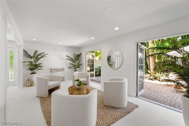 888 10th ST S 101, Naples, FL 34102