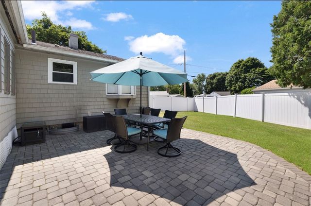 5 Halsey Road, Woonsocket, RI 02895
