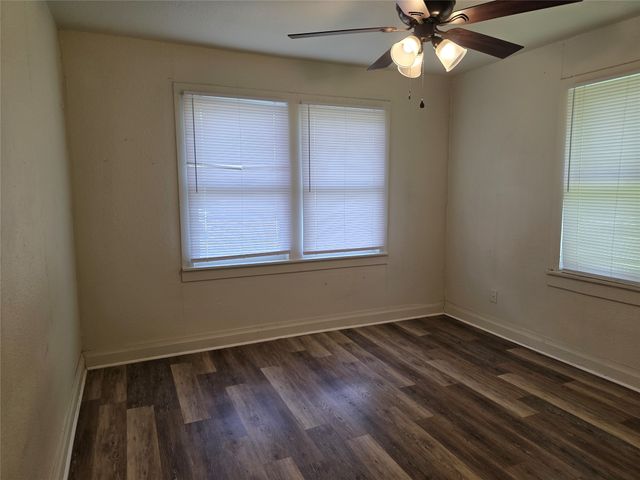 1315 N Robinson Street, Cleburne, TX 76031