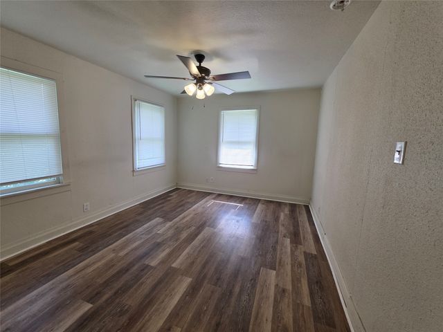 1315 N Robinson Street, Cleburne, TX 76031