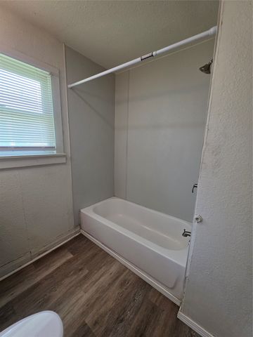 1315 N Robinson Street, Cleburne, TX 76031