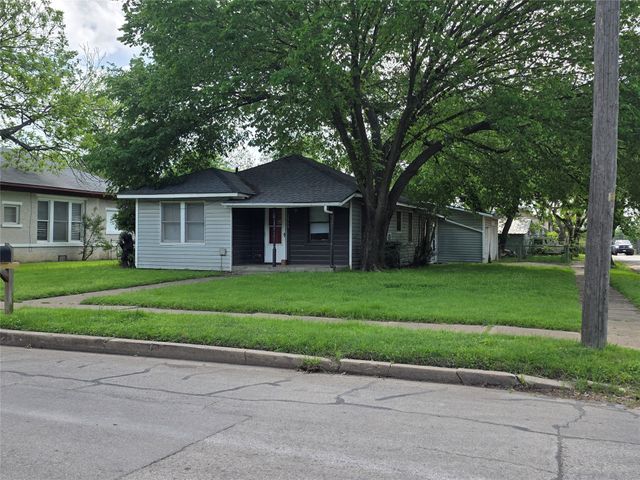 1315 N Robinson Street, Cleburne, TX 76031