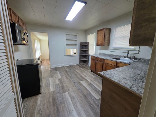 1315 N Robinson Street, Cleburne, TX 76031