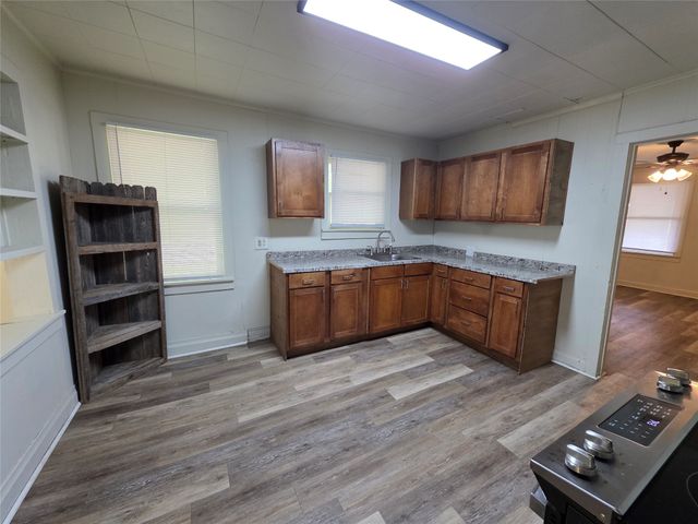 1315 N Robinson Street, Cleburne, TX 76031