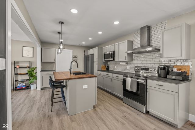 6716 E 96th Street, Fishers, IN 46038