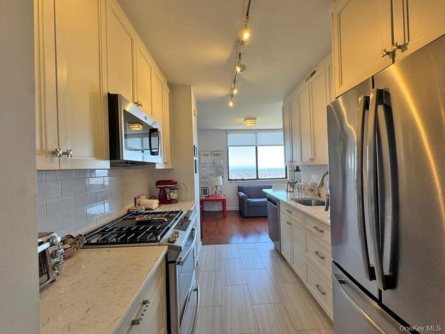 27110 Grand Central Parkway 24R, Floral Park, NY 11005