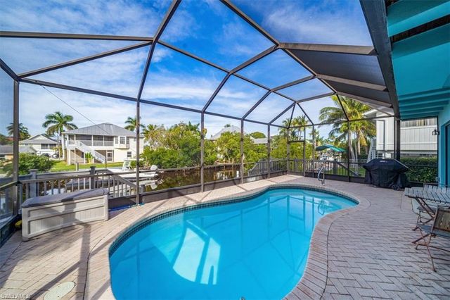 1283 Grand Canal DR, Naples, FL 34110