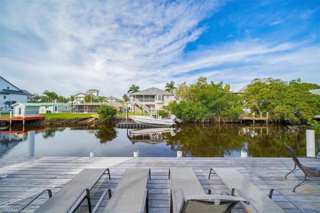 1283 Grand Canal DR, Naples, FL 34110