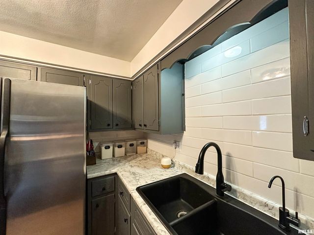 2708 S Daycor Divide, Peoria, IL 61607