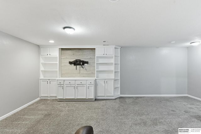 20810 Paul Circle, Elkhorn, NE 68022