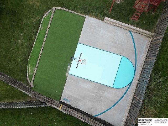 20810 Paul Circle, Elkhorn, NE 68022