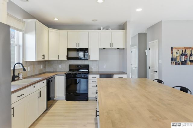 20810 Paul Circle, Elkhorn, NE 68022