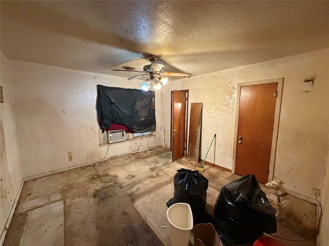 2740 Lakeview Circle, Beaumont, TX 77703