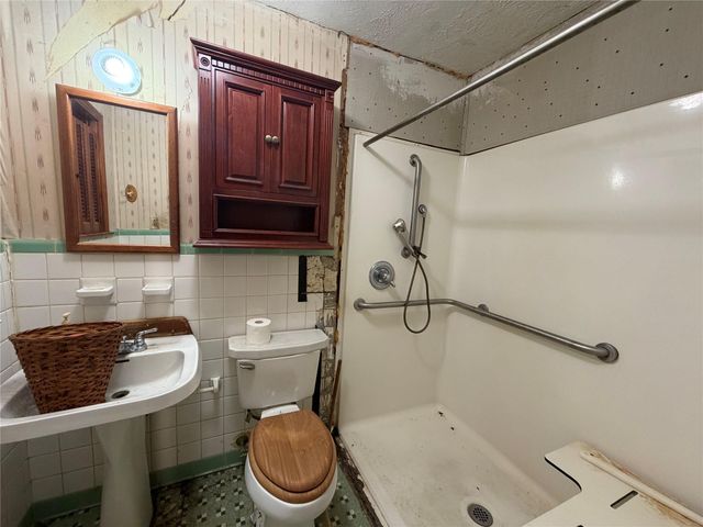 2740 Lakeview Circle, Beaumont, TX 77703