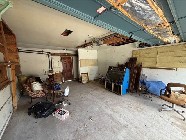 2740 Lakeview Circle, Beaumont, TX 77703