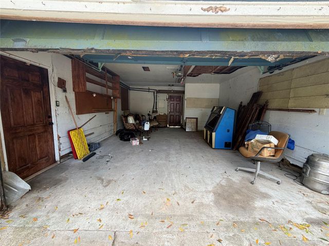 2740 Lakeview Circle, Beaumont, TX 77703