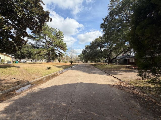 2740 Lakeview Circle, Beaumont, TX 77703
