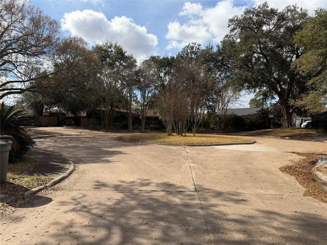 2740 Lakeview Circle, Beaumont, TX 77703