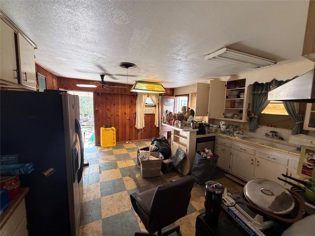 2740 Lakeview Circle, Beaumont, TX 77703