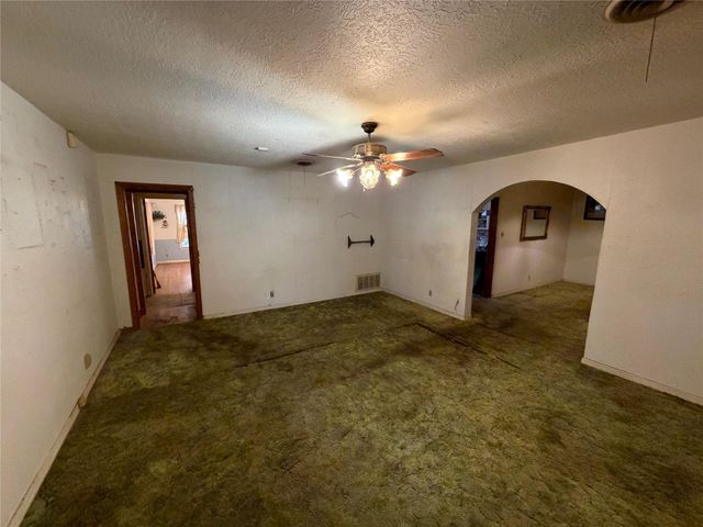 2740 Lakeview Circle, Beaumont, TX 77703