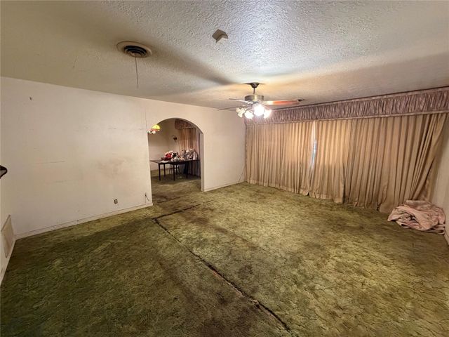 2740 Lakeview Circle, Beaumont, TX 77703