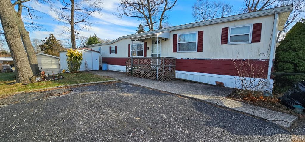 1964 River Road 35, Calverton, NY 11933