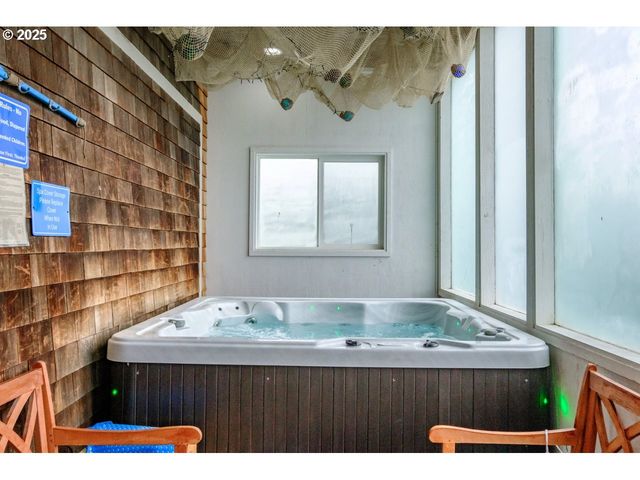 107 Sw COAST St, Newport, OR 97365