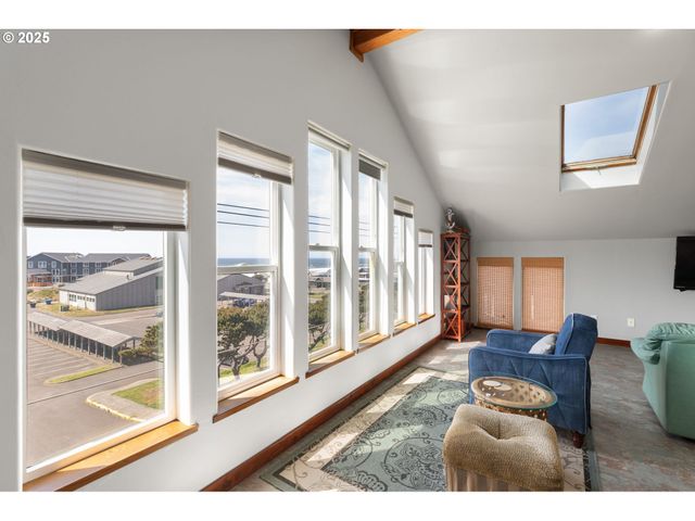 107 Sw COAST St, Newport, OR 97365