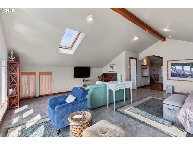 107 Sw COAST St, Newport, OR 97365