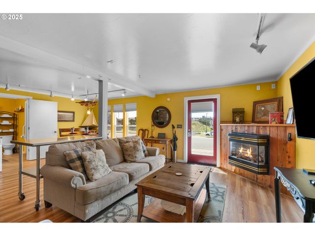 107 Sw COAST St, Newport, OR 97365