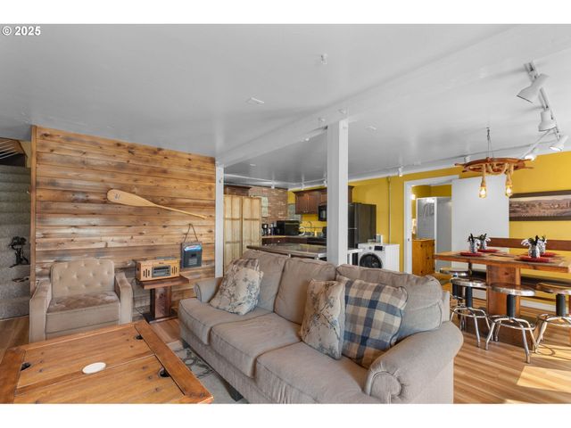 107 Sw COAST St, Newport, OR 97365