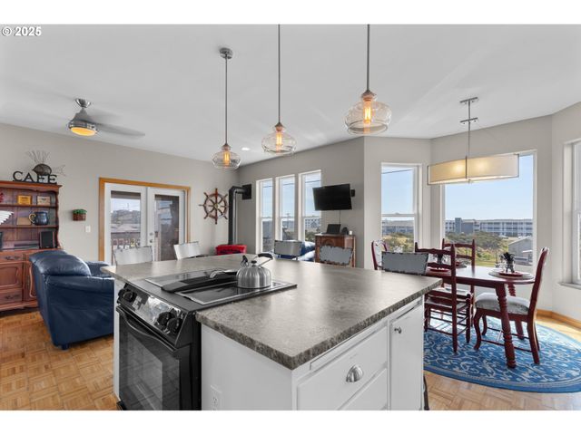 107 Sw COAST St, Newport, OR 97365